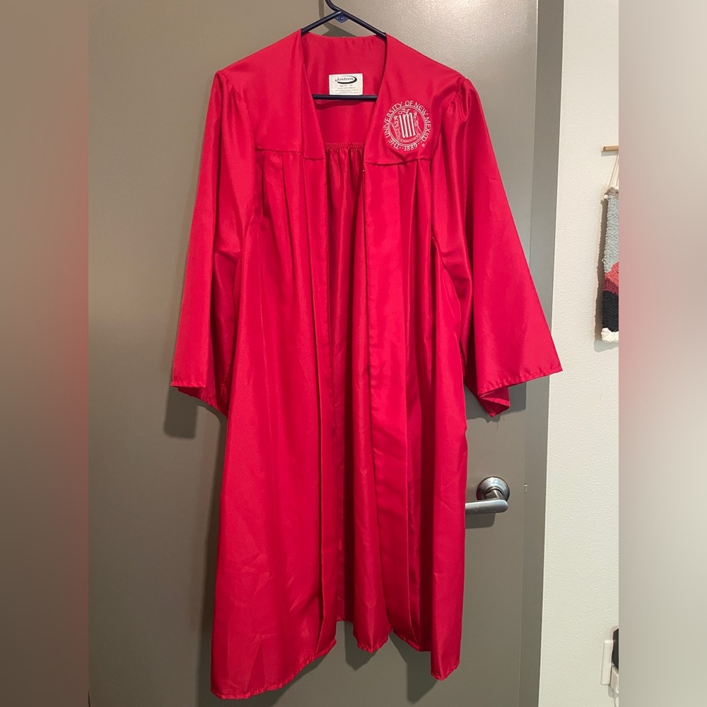 UNM graduation gown 5’1”-5’3”